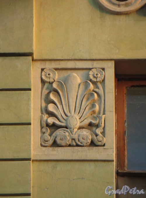Дегтярный пер., д. 3, лит. А. Барельеф на фасаде здания. Фото 28 февраля 2014 г.