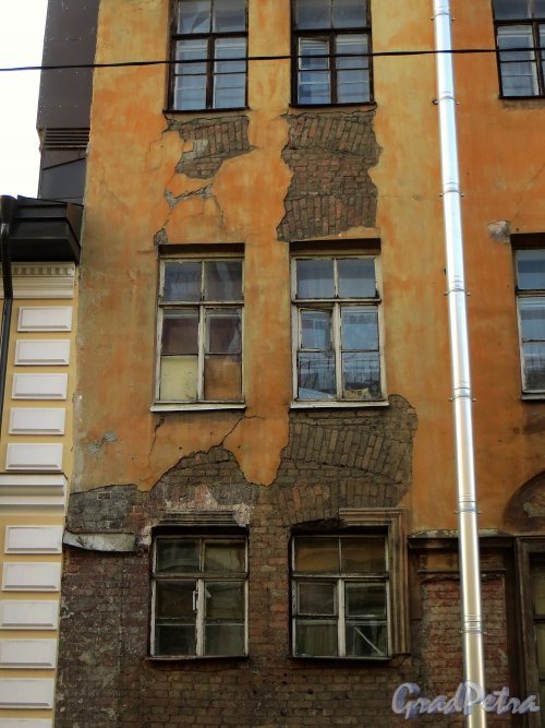 Дегтярный пер., д. 4. Фрагмент лицевого фасада. Фото 28 февраля 2014 г.