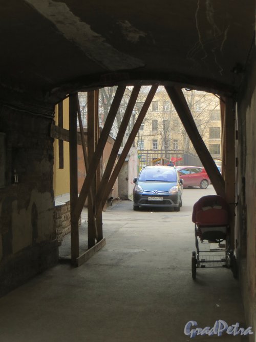 Дегтярный пер., д. 4. Вид под арку дома. Фото 28 февраля 2014 г.