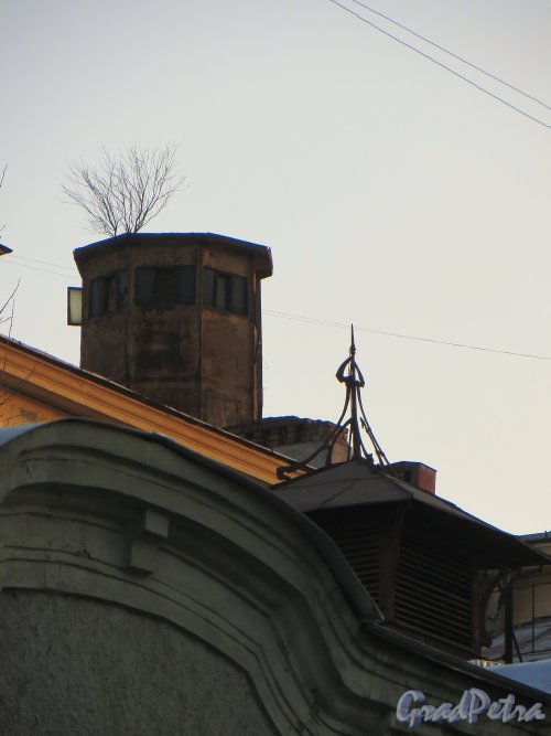 Надстройка на крыше дома 3, лит. В и навершие воздуховода на крыше дома 5 по Дегтярному переулку. Фото 28 февраля 2014 г.