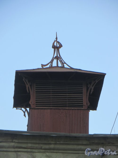 Дегтярный пер., д. 5, лит. А. Навершие воздуховода на крыше правой части здания. Фото 28 февраля 2014 г.