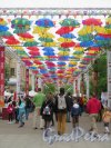 Соляной пер. Общий вид переулка во время праздника летающих зонтиков. фото май 2015 г.
