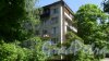 Альпийский переулок, дом 21. 5-этажный жилой  дом серии 1ЛГ-502-6 1965 года постройки. 6 парадных, 90 квартир. Фото 25 мая 2018 года.