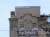 Митавский пер., д. 3. Доходный дом И. И. Бойцова, Фронтон с датой постройки. Фото май 2014 г.