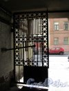 Сапёрный пер., д. 6. Доходный дом А. Т. Дылева. Створка ворот. Вид со стороны двора. фото май 2018 г.