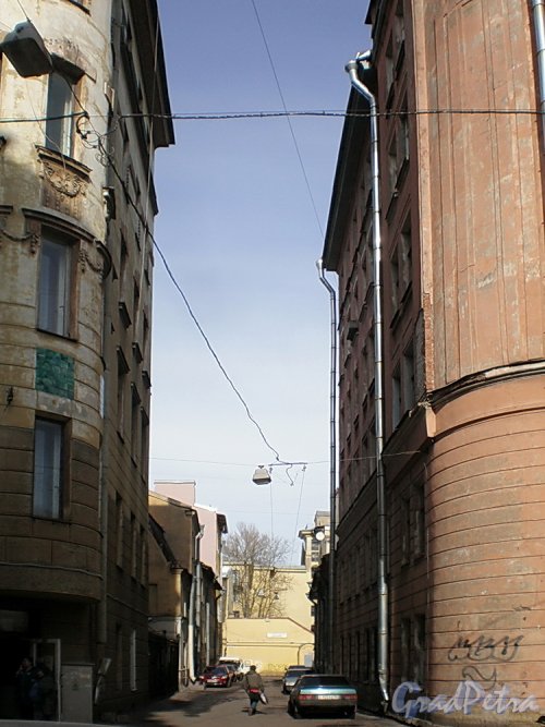 Тупиковый проезд от Заячьего переулка на север, за домами 51-57 по Суворовскому проспекту. Фото апрель 2009 г.
