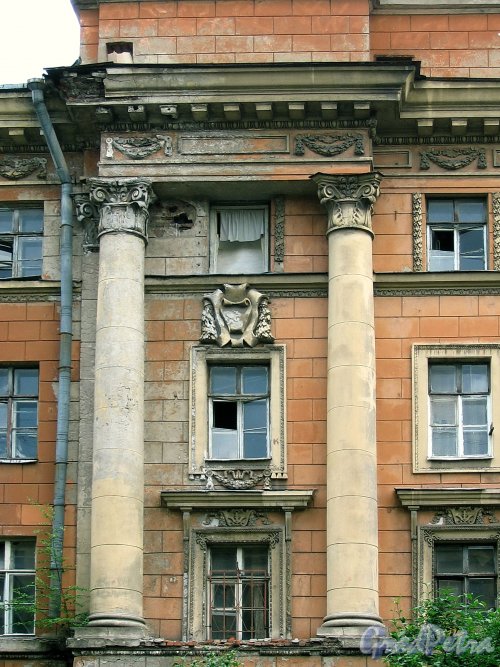 Морской пер., д. 3, лит. Р (угловой корпус). Фрагмент фасада. Вид с Дровяной улицы. Фото июль 2009 г.