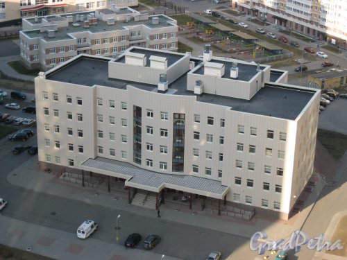 Лыжный пер., дом 5. Общий вид здания с крыши дома 2. Фото 18 апреля 2014 г.