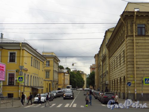 Перспектива Подъездного переулка от Загородного проспекта в сторону Обводного канала. Фото 24 июня 2014 года.