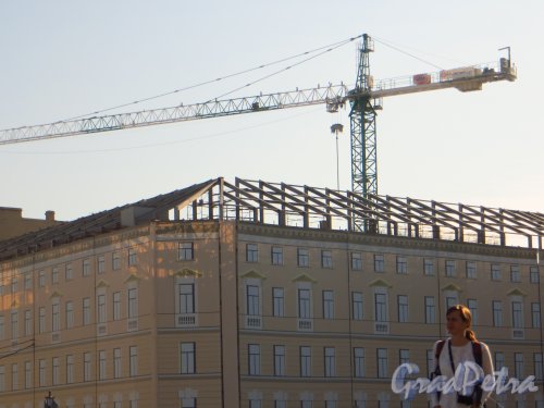 Пер. Антоненко, дом 2 / наб. реки Мойки, дом 66. Стропила будущей крыши здания. Фото 21 сентября 2014 года.