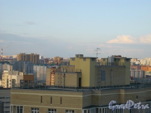 Лыжный пер., дом 2. Фрагмент построек на крыше. Фото 14 апреля 2014 г.