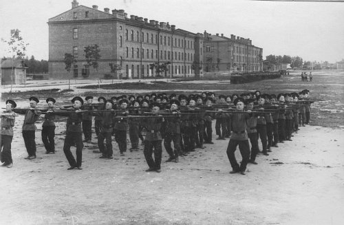 Потешные 148 пехотного Каспийского полка выполняют гимнастические упражнения