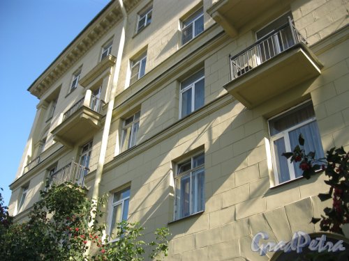 Перевозный пер., дом 9. Фрагмент фасада со стороны улицы Стахановцев. Фото 18 сентября 2014 г.