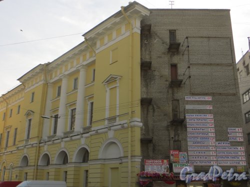Торговый переулок, дом 1 / набережная реки Фонтанки, дом 57. Общий вид угла здания со стороны Степановского проезда Апраксина двора. Фото 18 марта 2015 года.
