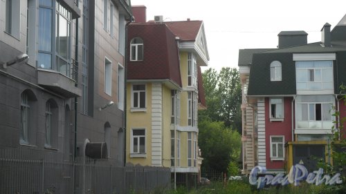 1-й Озерковский переулок, дом 5, корпус 6 (желтое здание). Фото 2 августа 2015 года.