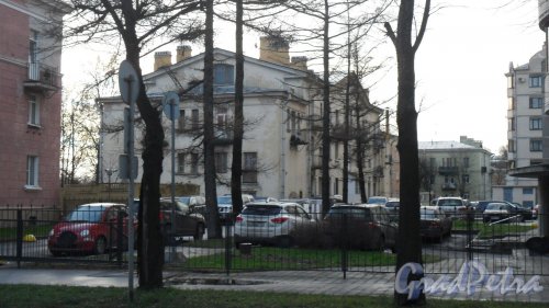 Шишмаревский переулок, дом 3, корпус 2. 3-этажный жилой дом 1950 года постройки. 2 парадные. 1 квартира(50 комнат). Вид дома с улицы Академика Шиманского. Фото 7 декабря 2015 года.