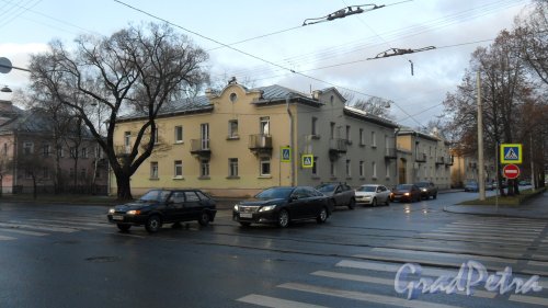 Шишмаревский переулок, дом 8 / улица Савушкина, дом 23. 2-этажный жилой дом 1948 года постройки. 1 парадная. 6 квартир. Фото 7 декабря 2015 года.