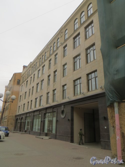 Финский переулок, дом 4. Общий вид офисного здания. Фото 22 апреля 2015 года.