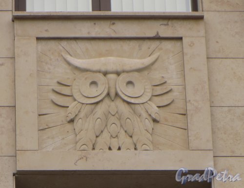 Финский переулок, дом 4. Фигура совы в оформление фасада офисного здания. Фото 22 апреля 2015 года.