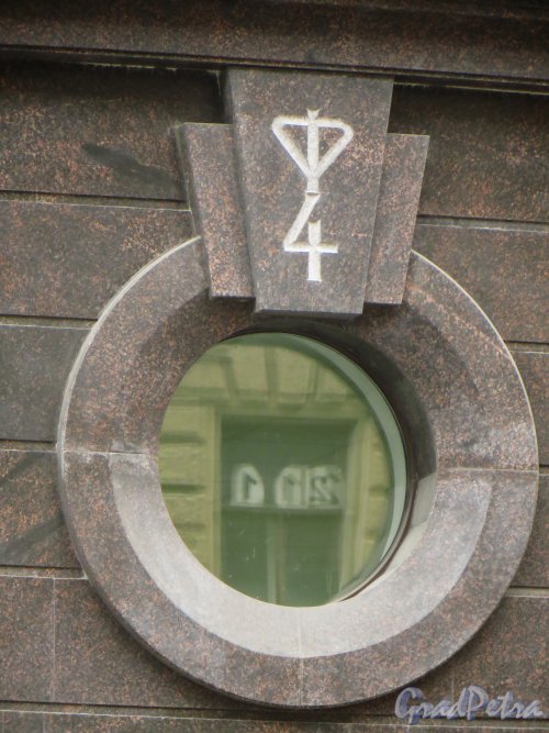 Финский переулок, дом 4. Оформление окна на фасаде офисного здания «Ф4». Фото 22 апреля 2015 года.