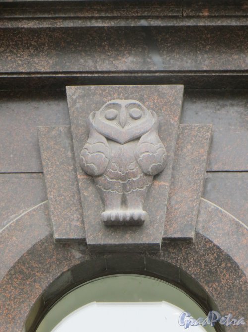 Финский переулок, дом 4. Оформление «замка» окна первого этажа офисного здания «Ни чего не слышу». Фото 22 апреля 2015 года.