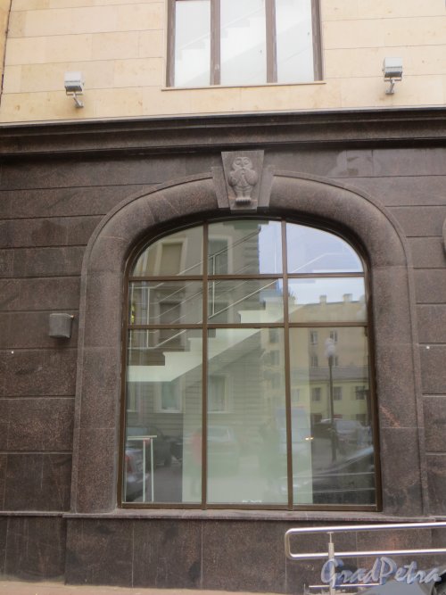 Финский переулок, дом 4. Оформление «замка» витринного окна первого этажа офисного здания «Ни чего не скажу». Фото 22 апреля 2015 года.