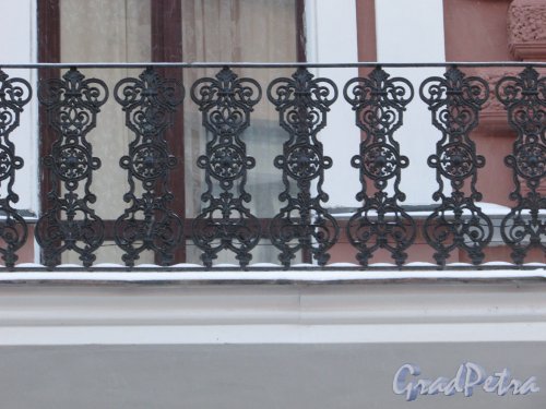 Фрагмент ограды балкона после реставрации. Фото 15 января 2016 года.