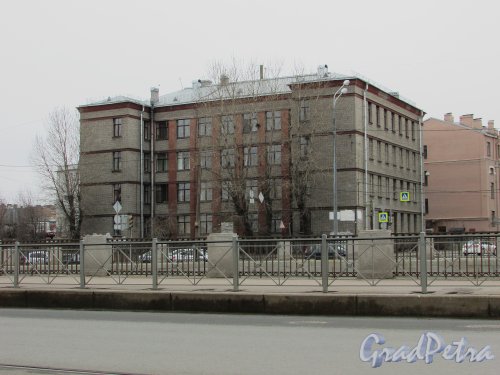 Подъездной переулок, дом 21, литера А. Общий вид здания Психоневрологического диспансера Фрунзенского района. Фото 2 апреля 2016 года.