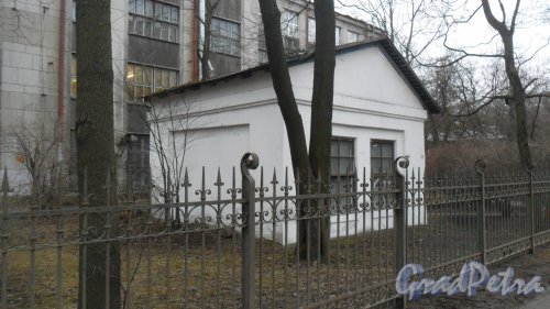 Институтский переулок, дом 5, литер Л. Нежилое здание, расположенное между учебным корпусом и Новороссийской улицей. Фото 8 апреля 2016 года.