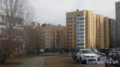 Земский переулок, дом 10. 6-10-этажный жилой дом серии 600.11 1994 года постройки. 4 парадные, 127 квартир. Вид дома со двора. Фото 8 апреля 2016 года.