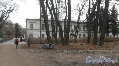 Институтский переулок, дом 5, литер У. Главный корпус ЛТУ. Вид со стороны Кушелевки. Фото 14 апреля 2016 года.
