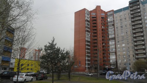 Клочков переулок, дом 4, корпус 1. 17-этажный кирпичный дом-вставка 1996 года постройки. 1 парадная, 95 квартир. Фото 22 апреля 2016 года.