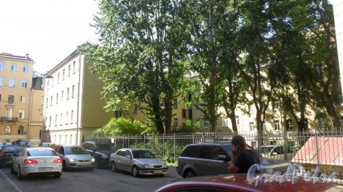 Красноградский переулок, дом 1 / Вознесенский проспект, дом 29. 4-этажный жилой дом. Двор, вид дома с Красноградского переулка. Фото 14 июля 2016 года.