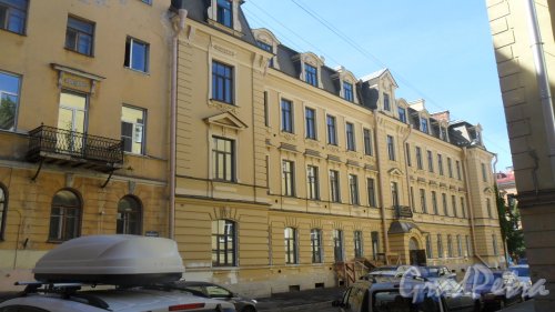 Красноградский переулок, дом 6. Ремонтируемое здание. Фото 14 июля 2016 года.