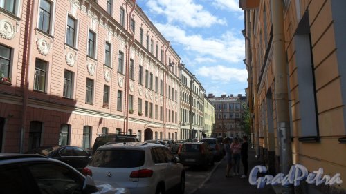Красноградский переулок. Панорама переулка с набережной канала Грибоедова. Фото 14 июля 2016 года.