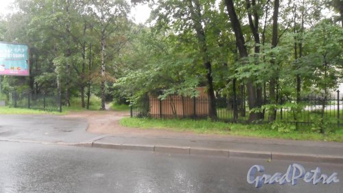 Институтский переулок, дом 5, литер Х. Вид постройки с Новосильцевского переулка. Фото 11 августа 2016 года.