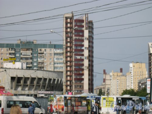 Клочков пер., дом 10, корпус 2 (в центре фото). Вид с ул. Коллонтай. Фото 13 августа 2016 г.
