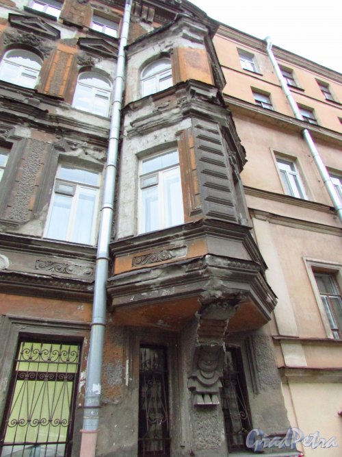 Дмитровский переулок, дом 7, литера А. Правый эркер здания. Фото 21 октября 2016 года.
