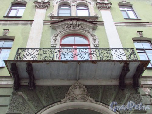 Дмитровский переулок, дом 8, литера А. Решётка центрального балкона над аркой. Фото 21 октября 2016 года.