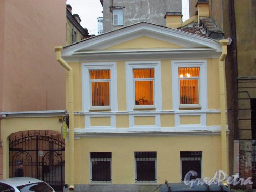 Дмитровский переулок, дом 17, литера Б. Общий вид фасада здания. Фото 21 октября 2016 года.