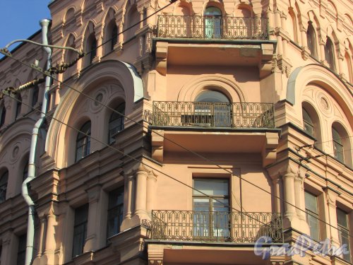 Угловой переулок, дом 1 / Московский проспект, дом 61. Балконы угловой части жилого дома. Фото 22 августа 2016 года.