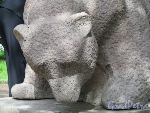 Треугольный пер. (Выборг). Сквер Голова статуи Медведя. фото июль 2016 г.