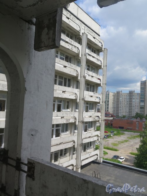 Учебный пер., д. 5. Городская многопрофильная больница №2. Вид бокового корпуса центрального ядра. Общий вид фасада из окна больницы. фото июль 2017 г.