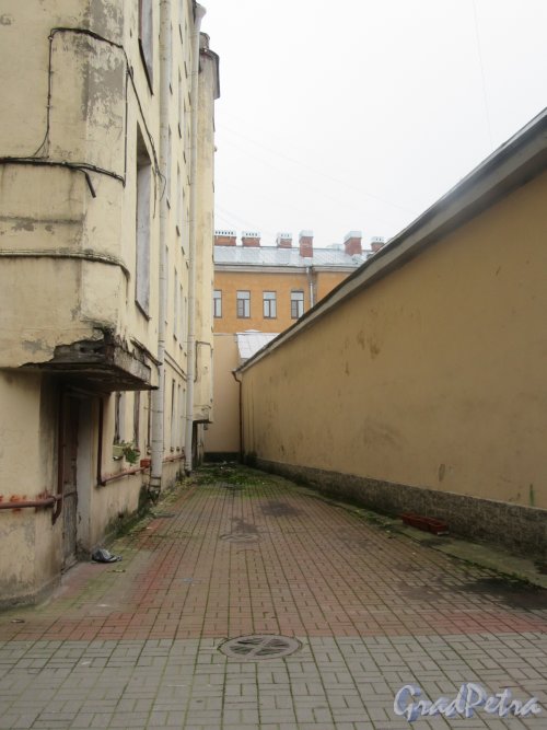 Басков пер., д. 32. Тупиковая часть двора. фото ноябрь 2017 г.