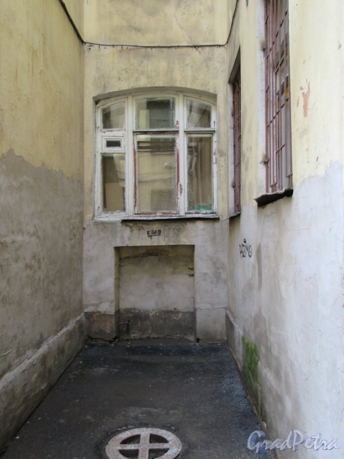 Поварской пер., д. 13. Проходной двор. Окна 1-го этажа. фото апрель 2018 г.