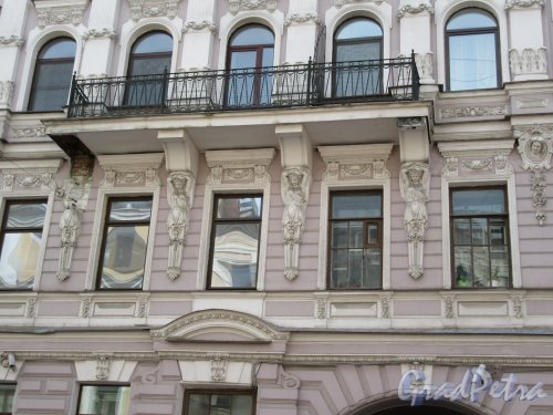 Гродненский пер., д. 11. Доходный дом, 1898. Центральный балкон 3-го этажа. фото май 2018 г.