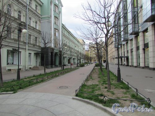 Перспектива Тележный переулка от Невского проспекта в сторону Конной улицы. Фото 7 мая 2020 г.