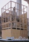 Исаакиевская пл., дом 1. Реставрационные работы на левой скульптуре братьев Диоскуров. Фото 2 декабря 2014 года.