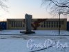 город Кронштадт, Яхтенная площадь. Памятный знак в честь Петергофского десанта. Фото 5 января 2015 года.