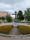 Воскресенский сквер. Памятный крест. фото июнь 2015 г.